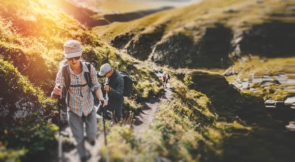 Grupo Excursionistas Caminando Largo Las Montañas Verano Viaje Viaje Trek — Foto de Stock