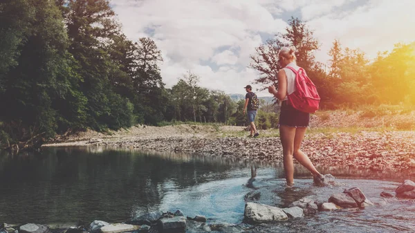 Genç Bir Çift Bir Dağ Nehir Banka Yaz Aylarında Yürüyor — Stok fotoğraf