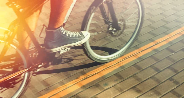 Ciclista Irreconocible Zapatillas Paseos Bicicleta Ruta Movimiento Desenfoque Día Verano — Foto de Stock
