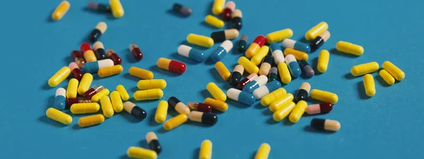 医药保健药学概念 蓝色表面上的多彩的药丸 顶部视图 — 图库照片