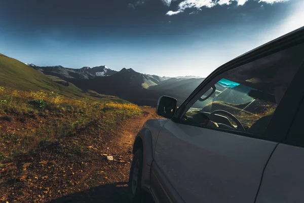 Konzept Offroad Reise Auto Auf Bergen Und Wolken Hintergrund Road — Stockfoto