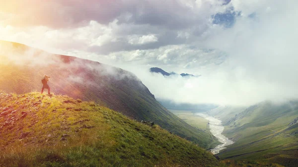 Joven Fotógrafo Viajero Bloguero Hace Que Foto Hermoso Paisaje Montaña — Foto de Stock