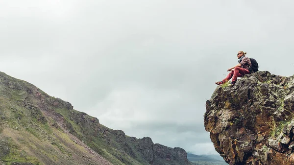 Joven Excursionista Hombre Viajero Sentado Parte Superior Disfrutar Vista Montaña — Foto de Stock