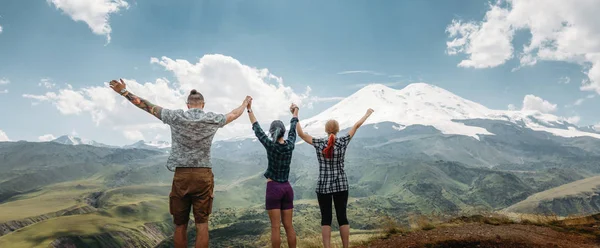 Três Amigos Juntaram Mãos Levantaram Mãos Apreciando Vista Das Montanhas — Fotografia de Stock