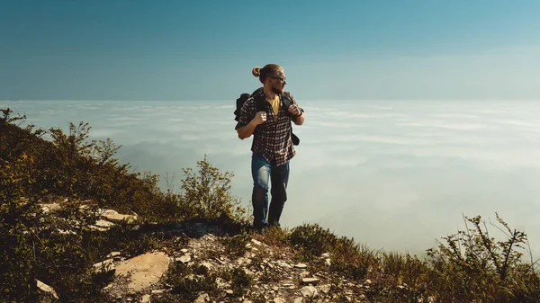 Senderismo Hombre Subiendo Cima Mira Lado Las Nubes Motivación Viajes — Foto de Stock