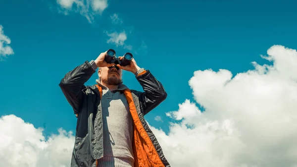 Travel Search Scout Concept Hiking Man Looking Binoculars Distance Sky — Stock Photo, Image