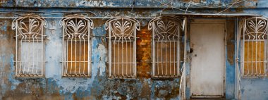 Windows, tanınmayan yapısı dekoratif çubuklarla terk edilmiş bir binada cephe görünümünü