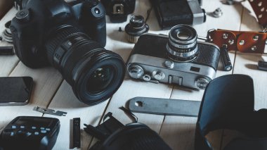 Retro Vintage Film fotoğraf makinesi, Dslr kamera ve aksesuarları teknoloji geliştirme kavramı. Portre
