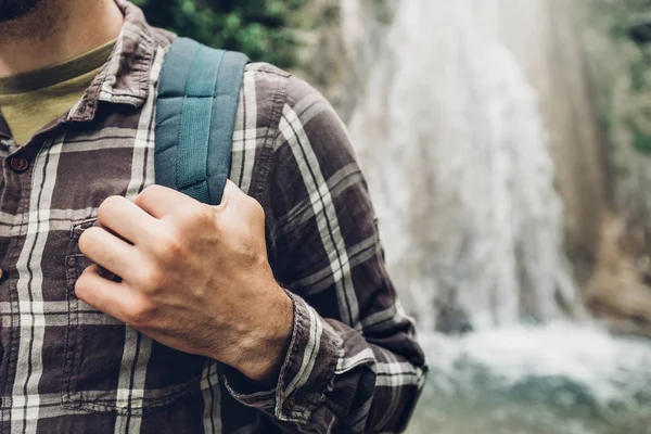 Homem Viajante Irreconhecível Mãos Segura Cinta Mochila Fundo Cachoeira Caminhadas — Fotografia de Stock