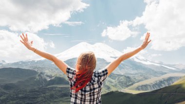 Genç kadın Hiker Cliff üzerinde duran ve görünümü dağ yaz aylarında tadını, arka görünüm