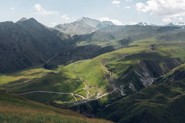 Güzel dağ manzarası. Yeşil tepeler ve dağ yaz gününde. Elbrus bölgesi, Kuzey Kafkasya, Rusya Federasyonu