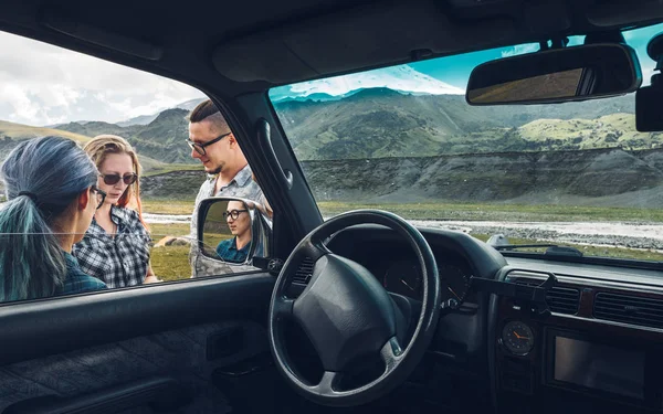Drei Freunde Der Nähe Des Autos Besprechen Die Route Während — Stockfoto