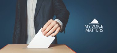 Sesimi kavramı önemli. Adam seçmen el bir oy pusulası üzerinde oy sandığı tutar