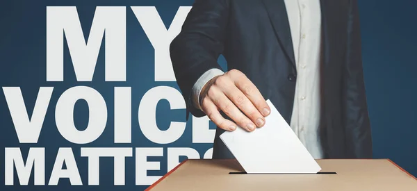 Minha Voz Importante Votador Masculino Segura Mão Uma Cédula Acima — Fotografia de Stock