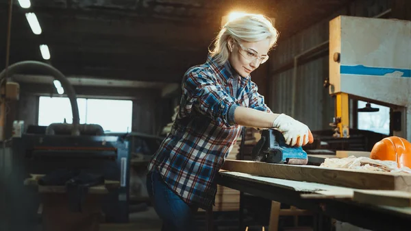 Mujer de mediana edad activa selecciona la madera en el taller. Concepto de mujer moderna motivada orientada profesionalmente. Igualdad de género, imagen de la feminidad — Foto de Stock