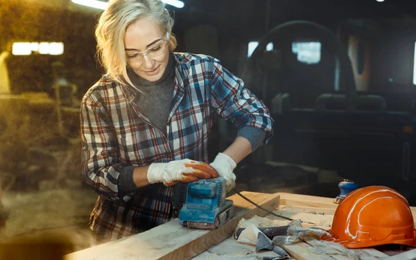 Mujer de mediana edad activa selecciona la madera en el taller. Concepto de mujer moderna motivada orientada profesionalmente. Igualdad de género, imagen de la feminidad — Foto de Stock