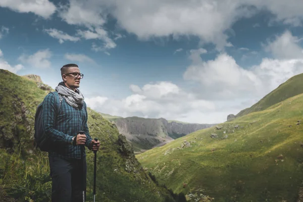 Hombre Viajero Con Mochila Senderismo Polacos Descansando Mirando Las Montañas — Foto de Stock