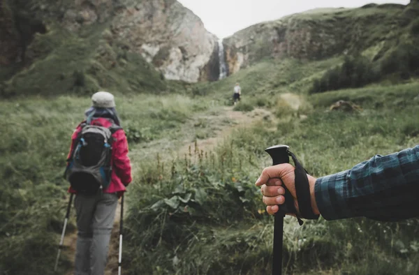 Viajantes Nas Montanhas Pólo Trekking Mão Uma Pessoa Viajante Close — Fotografia de Stock