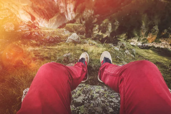 Patas Viajero Masculino Viajero Sentado Una Roca Contra Acantilado Punto — Foto de Stock