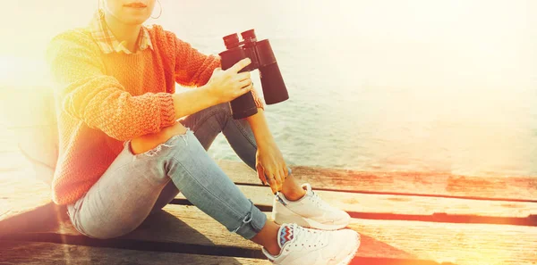 Chica Irreconocible Sienta Muelle Con Prismáticos Mano Con Espacio Copia — Foto de Stock