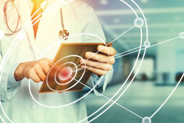 Sağlık ve Tıp Kavramı Doktor Dijital Tablet ile Çalışma Artırılmış Gerçeklik