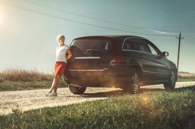 Güzel orta yaşlı kadın yolculuğun tadını çıkarıyor. Fotokopi uzayı ile başarılı kadın özgürlüğü tatili kavramı. Çizikli Vtonlu Resim