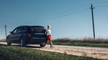 Güzel orta yaşlı kadın yolculuğun tadını çıkarıyor. Fotokopi uzayı ile başarılı kadın özgürlüğü tatili kavramı. Tatil, motivasyon, refah, gezi