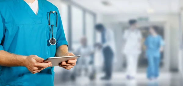 Concepto de medicina global y salud. El doctor sostiene la tableta digital. Diagnósticos y tecnología moderna —  Fotos de Stock