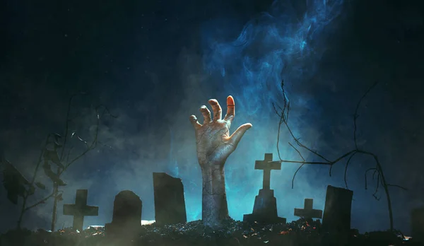 Una mano di zombie che esce da un cimitero nella notte spettrale. Horror Halloween Festa evento banner sfondo con film grano concetto — Foto Stock