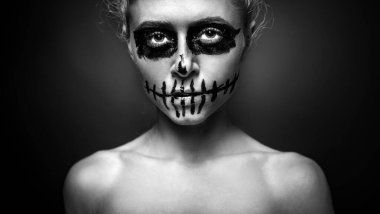 Cadılar Bayramı şekerli kafatası makyajlı kadın portresi. Ürkütücü iskelet suratı konsepti. Siyah ve beyaz resim