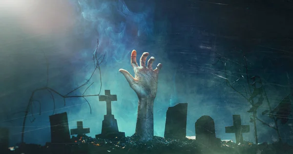 Zombie-Hand erhebt sich in gruseliger Nacht aus einem Friedhof. Horror-Halloween-Feiertag Banner Hintergrundkonzept. Filmkörner und Kratzer — Stockfoto