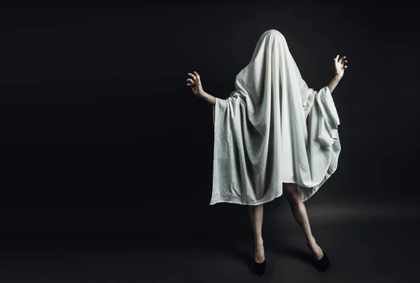 Ragazza con gambe sexy in costume spettrale fantasma bianco. Concetto minimo di Halloween con copy-space — Foto Stock