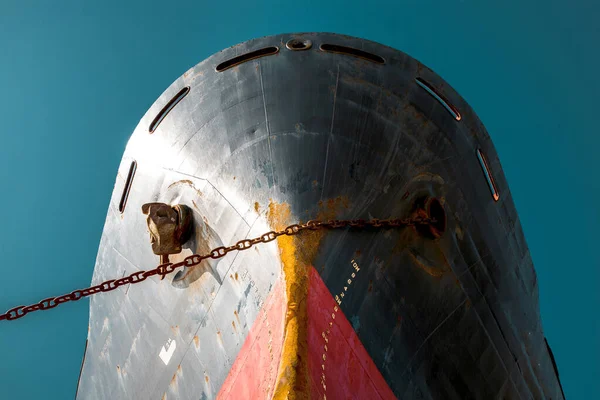 Lodní nos s červenou čárou proti modré obloze. World shipping freight concept — Stock fotografie