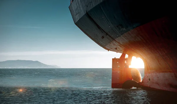 Patrón de un buque de carga encallar contra el telón de fondo del mar azul. Problemas del transporte mundial Concepto de transporte de mercancías —  Fotos de Stock