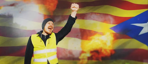 Protests yellow vests in Catalonia. Man raised his hand into a fist and shouted separatism concept — Stock Photo, Image