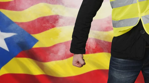 Yellow vests protests in Catalonia. Unrecognizable man clenched his fist in protest separatism concept — Stock Photo, Image