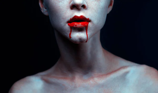 Mujer vampiro zombi con labios ensangrentados y retrato de piel azul. Concepto de diseño de arte de Halloween glamour de moda — Foto de Stock