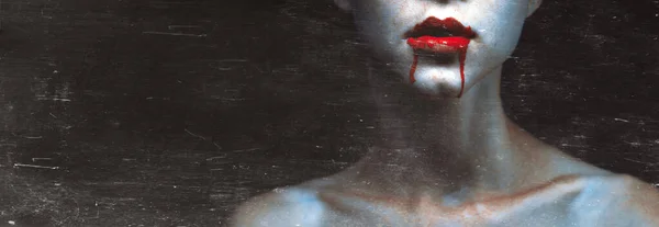Mujer vampiro zombi con labios ensangrentados. Concepto de diseño de arte de Halloween de glamour de moda con espacio de copia y arañazos — Foto de Stock
