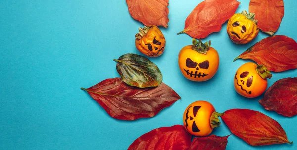 Familie generatie Halloween concept. Feestelijke stillevens pompoenen familie en herfst bladeren op blauwe achtergrond. Bovenaanzicht met ruimte voor tekst — Stockfoto