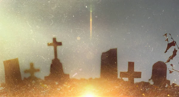 Borzasztó Halloween ünnep. Sírkövek és sírok egy temetőben egy holdfényes éjszakán. Toned Kép filmszemcsékkel és karcolásokkal — Stock Fotó