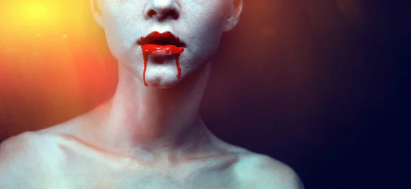 Zombi vámpír nő véres ajkakkal és kék bőrportréval. Divat csillogás halloween művészet design koncepció — Stock Fotó