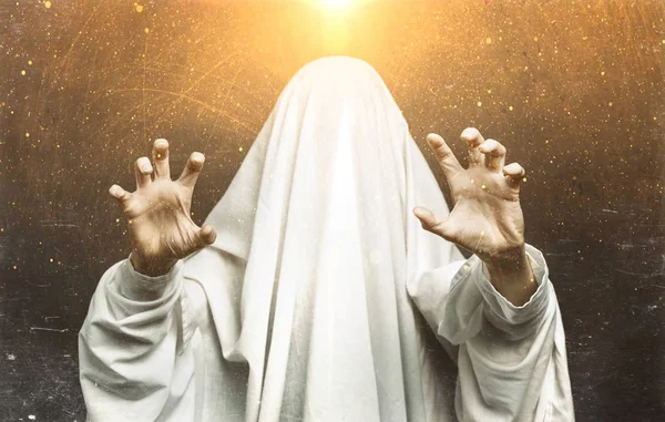 Espeluznante disfraz de fantasma blanco con ojos negros sobre un fondo gris. Halloween horror concepto mínimo. Imagen con arañazos y luz soleada — Foto de Stock