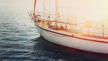 Yelkenli yat deniz ya da okyanus taşır. Seyahat tatil macera kavramı