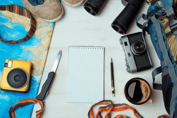 Concept Travel Adventure Accesorios de senderismo sobre mesa de madera — Foto de Stock