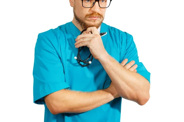 Médico maduro em óculos e roupas médicas azuis de pé com braços cruzados. Medicina cuidados de saúde, tomada de decisão conceito — Fotografia de Stock