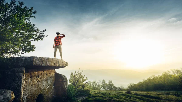 Kobieta Podróżnik Stoi Starożytnej Megalith Wygląda Odległość Scout Podróży Przygoda — Zdjęcie stockowe