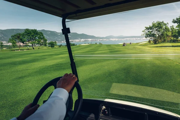 Felismerhetetlen Man Rides Golf Cart Green Golf Course — Stock Fotó