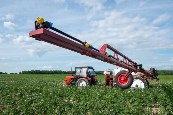 Rote Traktorspritze Auf Dem Feld Bei Der Chemischen Behandlung Der — Stockfoto