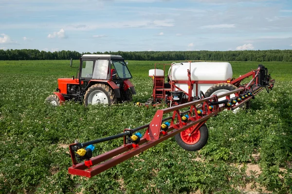 Semprotan Traktor Merah Lapangan Melakukan Pengobatan Kimia Untuk Tanaman — Stok Foto