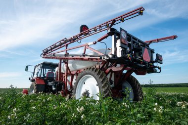 Traktör, kırmızı, alan, tarım, bitkisel üretim, ekimi, püskürtme, kimyasallar, bitki koruma, işleme, makine, bölüm, kapat, meme, teknoloji, mühendislik, hassas, sensörler, anahtarları, ayarı, besleme, yetiştiriciliği